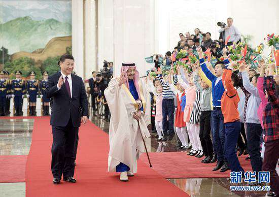 3月16日,国家主席习近平在北京人民大会堂同沙特阿拉伯王国国王萨勒曼举行会谈。这是会谈前,习近平在人民大会堂北大厅为萨勒曼举行欢迎仪式。新华社记者李学仁摄